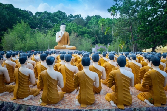 Divinul Buddha predându-le discipolilor